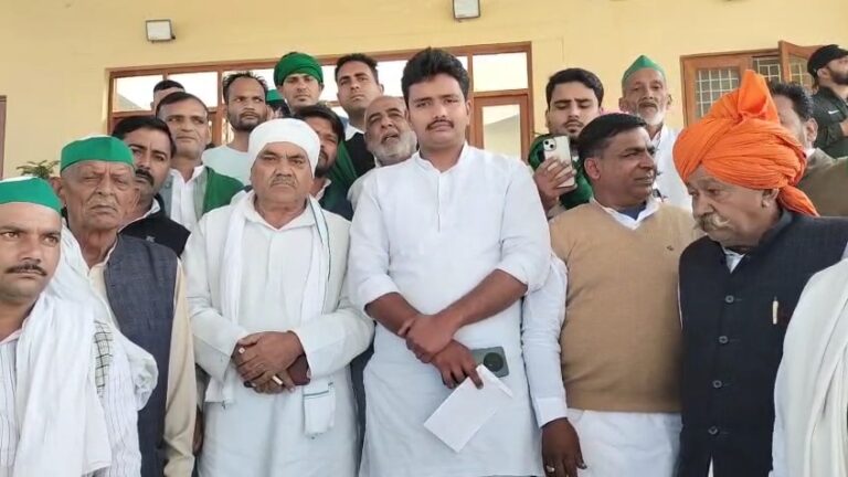 DM Shamli Ko Gyapan Dene Pahunche BKU Padadhikaari