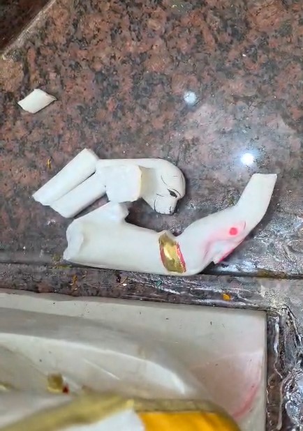 Muzaffarnagar: मंदिर में घुसकर महंत से मारपीट, मूर्ति खंडित करने के आरोप में 3 गिरफ्तार Khandit Murti Ke Avshesh