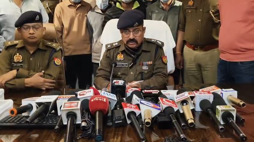 Hapur: 64 लाख की दिनदहाड़े लूट का खुलासा, पुलिस मुठभेड़ में रईस गैंग के 5 बदमाश गिरफ्तार Kunwar Gyanjay Singh SP (Hapur)