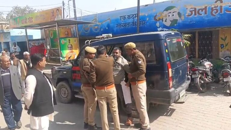 Pidit Ke Sath Dhakka-Mukki Karte Policekarmi (Kasganj)