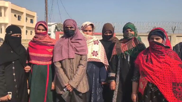 SP Shamli Ko Shikayati Patra Dene Pahunchi Mahilaaye