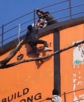 Paani Ki Tanki Se Koodne Ka Prayas Karta Kaasim