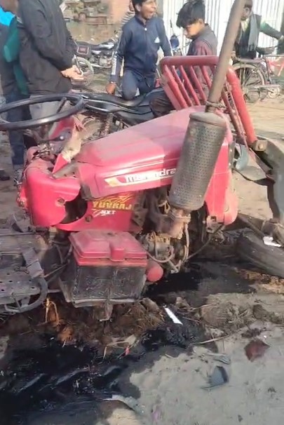 Bijnor: ट्रैक्टर-ट्रॉली और कार की आमने-सामने टक्कर, दोनों वाहन क्षतिग्रस्त Haadse Ke Baad Kshtigrast Tractor (Bijnor)