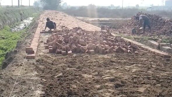 Shamli Me Rajwaahe Ki Patri Pe Chal Raha Avaidh Nirmaan