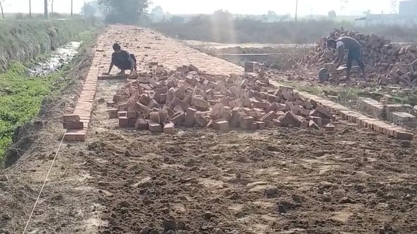 Shamli Me Rajwaahe Ki Patri Pe Chal Raha Avaidh Nirmaan