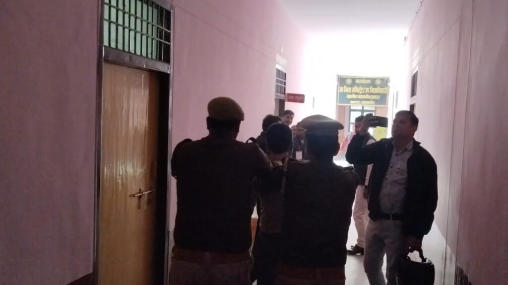 Tehsil Me Pidit Ko Dhakke Maar KE Bahar Nikalti Kasganj Police