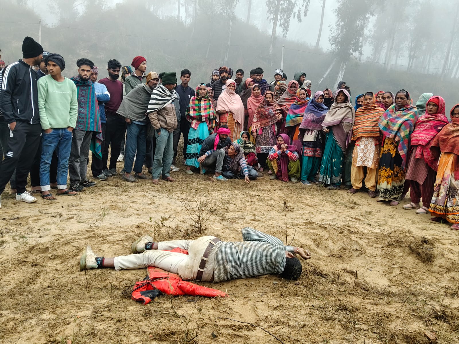 Zameen Par Pada Yuvak Ka Shav (Bijnor)