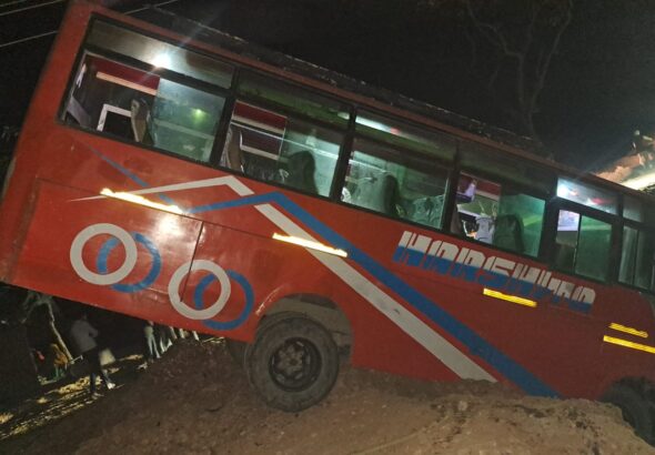 Pull Se Giri Baaratiyo Se Bhari Bus (Kasganj)