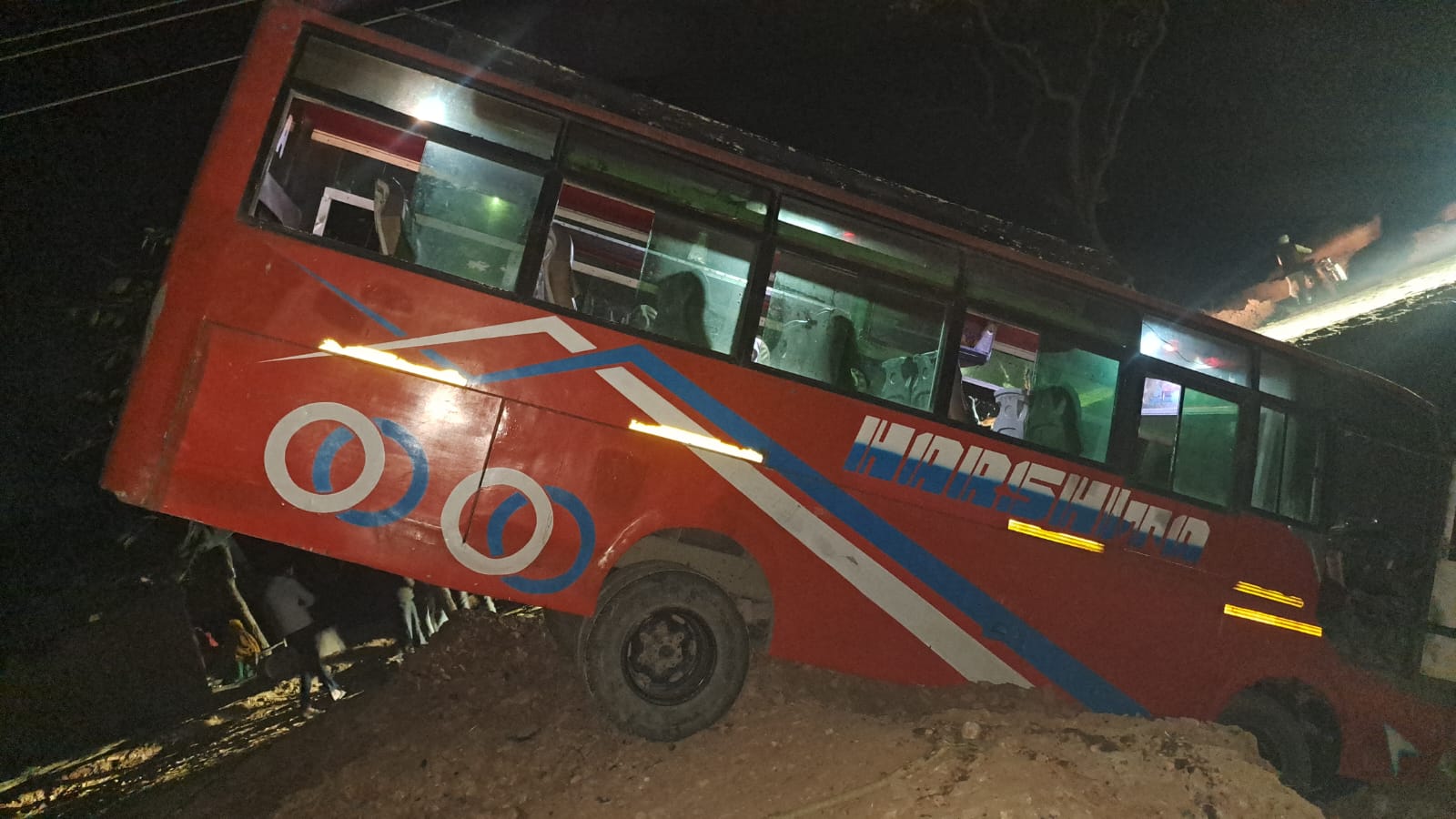 Pull Se Giri Baaratiyo Se Bhari Bus (Kasganj)