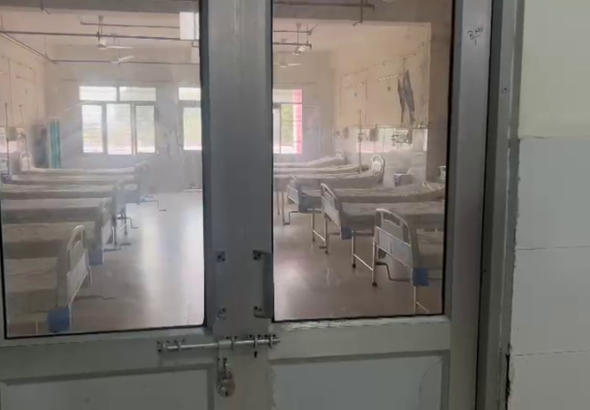 Shamli Jila Asptaal Me Dhool Fank Raha ICU Ward