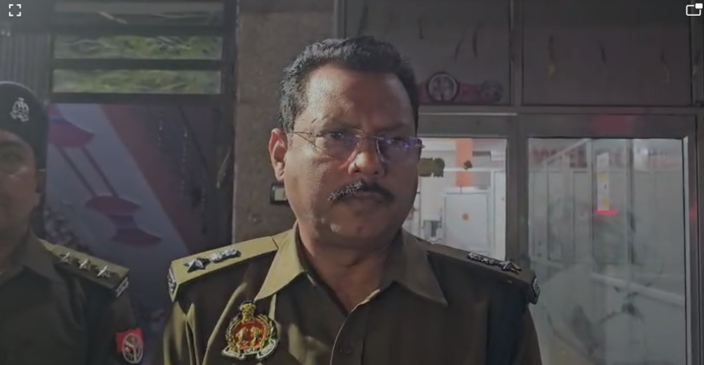 Bijnor ki ghatna me jankari dete police adhikari