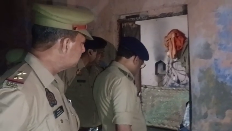 Bulandshahr Police jach karte hue