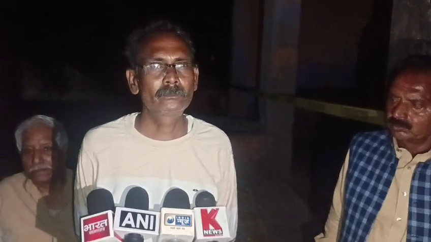 Bulandshahr ke gramin jakari dete hue