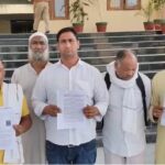 DM Shamli Ko Shikayati Patra Dene Pahuncha Pidit