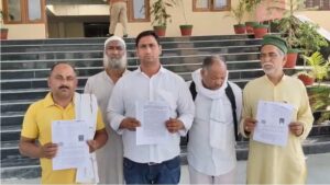 DM Shamli Ko Shikayati Patra Dene Pahuncha Pidit