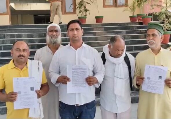 DM Shamli Ko Shikayati Patra Dene Pahuncha Pidit