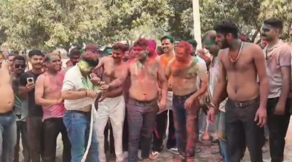 Ghazipur पुलिस लाइन में मनाई गई अनोखी होली, एसपी-डीएम संग पुलिसकर्मियों ने खेली कीचड़ और कपड़ा फाड़ होली