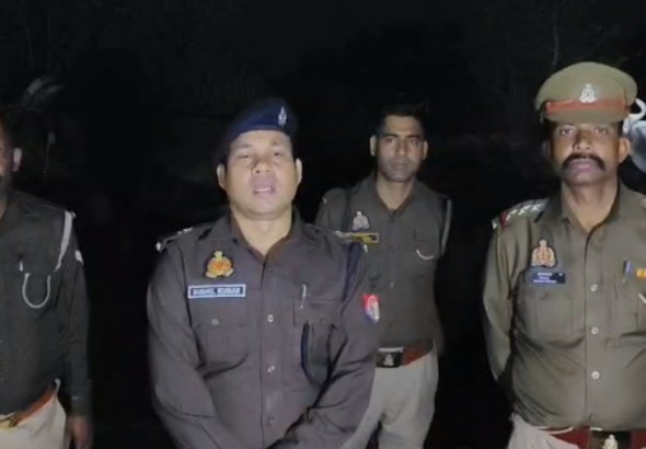 Kasganj police jankari dete hue