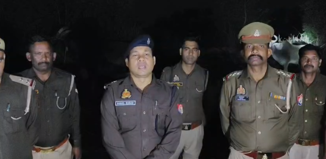 Kasganj police jankari dete hue