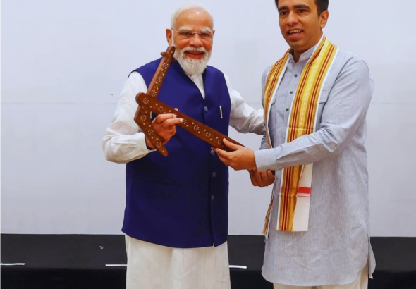 Jayant-Chaudhary-ने-पीएम-मोदी-को-भेंट-किया-गुड़