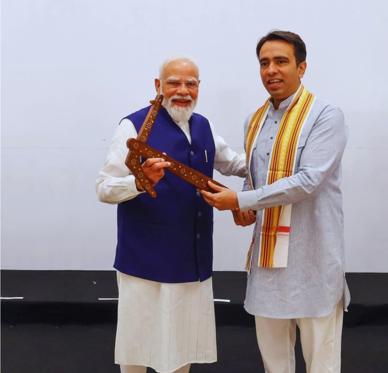 Jayant-Chaudhary-ने-पीएम-मोदी-को-भेंट-किया-गुड़