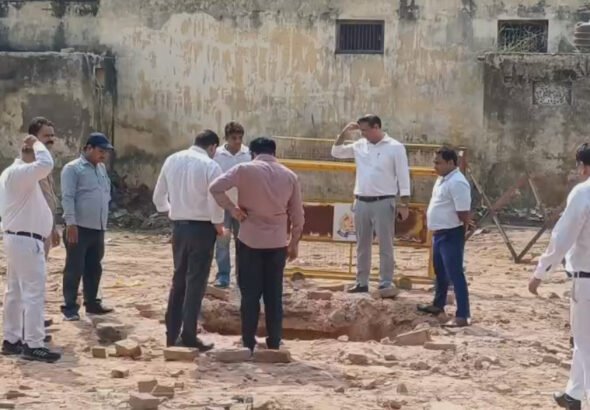 सहारनपुर कलेक्ट्रेट ध्वस्तीकरण स्थल पर मिला पुराना कुआं, पुरातत्व विभाग ने किया निरीक्षण