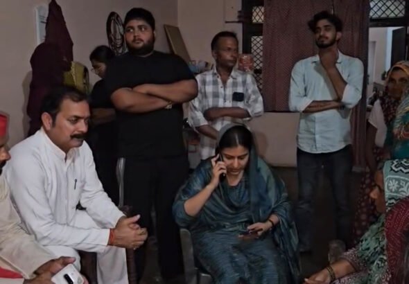 शामली: रूस में फंसे छात्र आशु सैनी के परिजनों से मिलीं सांसद इकरा हसन, हरसंभव मदद का दिया आश्वासन