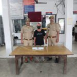 हापुड़ में अंतर्राज्यीय ठग गिरफ्तार, रुपये गिनने के बहाने करता था ठगी; नकदी और चाकू बरामद