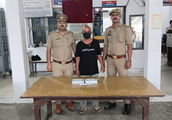 हापुड़ में अंतर्राज्यीय ठग गिरफ्तार, रुपये गिनने के बहाने करता था ठगी; नकदी और चाकू बरामद