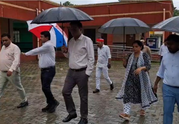 शाहजहांपुर में बारिश से बढ़ा नदियों का जलस्तर, डीएम ने बाढ़ प्रभावित क्षेत्रों का किया निरीक्षण