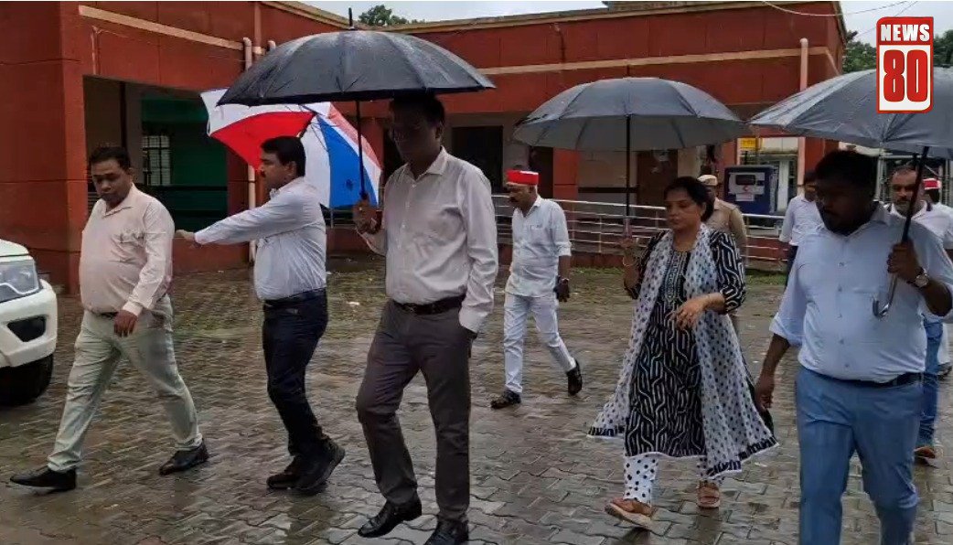 शाहजहांपुर में बारिश से बढ़ा नदियों का जलस्तर, डीएम ने बाढ़ प्रभावित क्षेत्रों का किया निरीक्षण