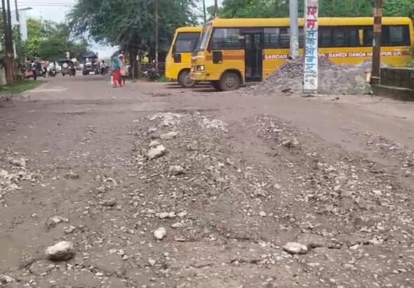Hamirpur: सुमेरपुर में एक साल में ही ध्वस्त हुई पुलिया की एप्रोच, घटिया निर्माण पर उठे सवाल
