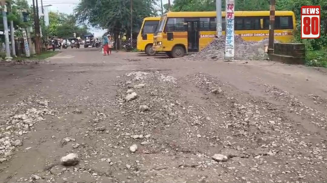 Hamirpur: सुमेरपुर में एक साल में ही ध्वस्त हुई पुलिया की एप्रोच, घटिया निर्माण पर उठे सवाल